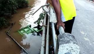 Hindari Seorang Kakek Menyeberang, Dump Truck Muatan Elpiji Masuk ke Sungai di Peniti